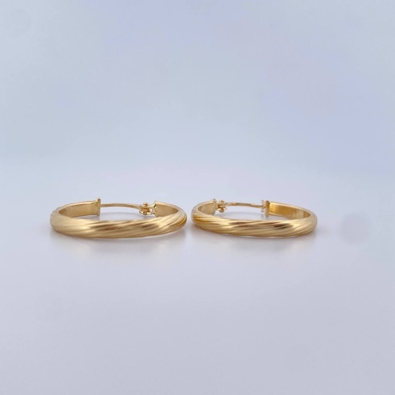 Candongas Nati 1.7gr / 2.4cm / Rayadas Oro Amarillo 18K $