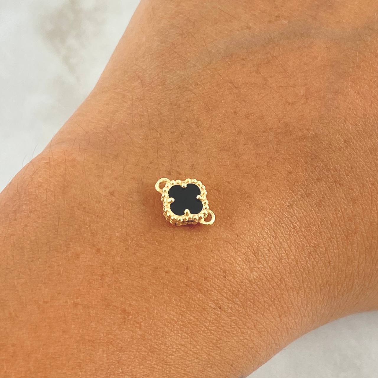 Herraje Trébol VCyA 0.9gr / 1.1cm / Onix Negro Punteado Oro Amarillo Nac.Esp. 18K