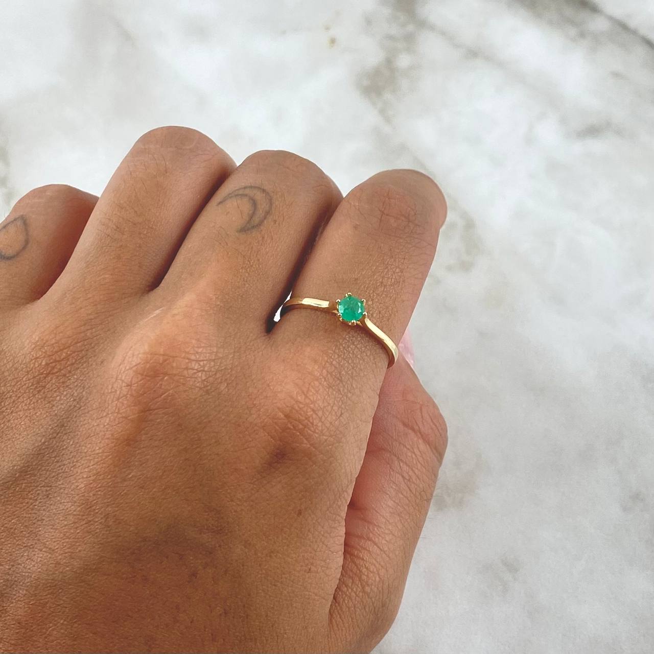 Anillo Solitario En Cetro 1.9gr / T8 / Esmeraldas 18Pts Oro Amarillo 18K (Joya) ©