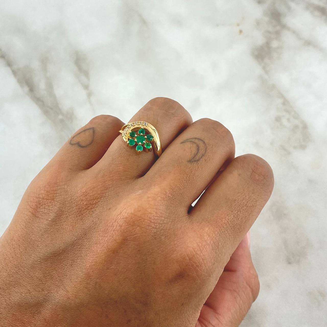 Anillo Flor En Luna 3gr / T6 / Esmeraldas 50Pts - Circones Blancos Oro Amarillo 18K (Joya) ©