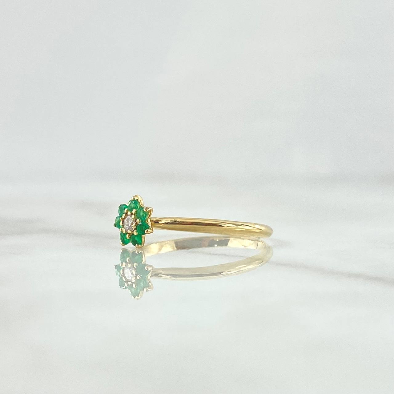 Anillo Flor Siete Pétalos 1.2gr / T6 1/4 / Esmeraldas 14Pts - Circones Blancos Oro Amarillo 18K (Joya) ©