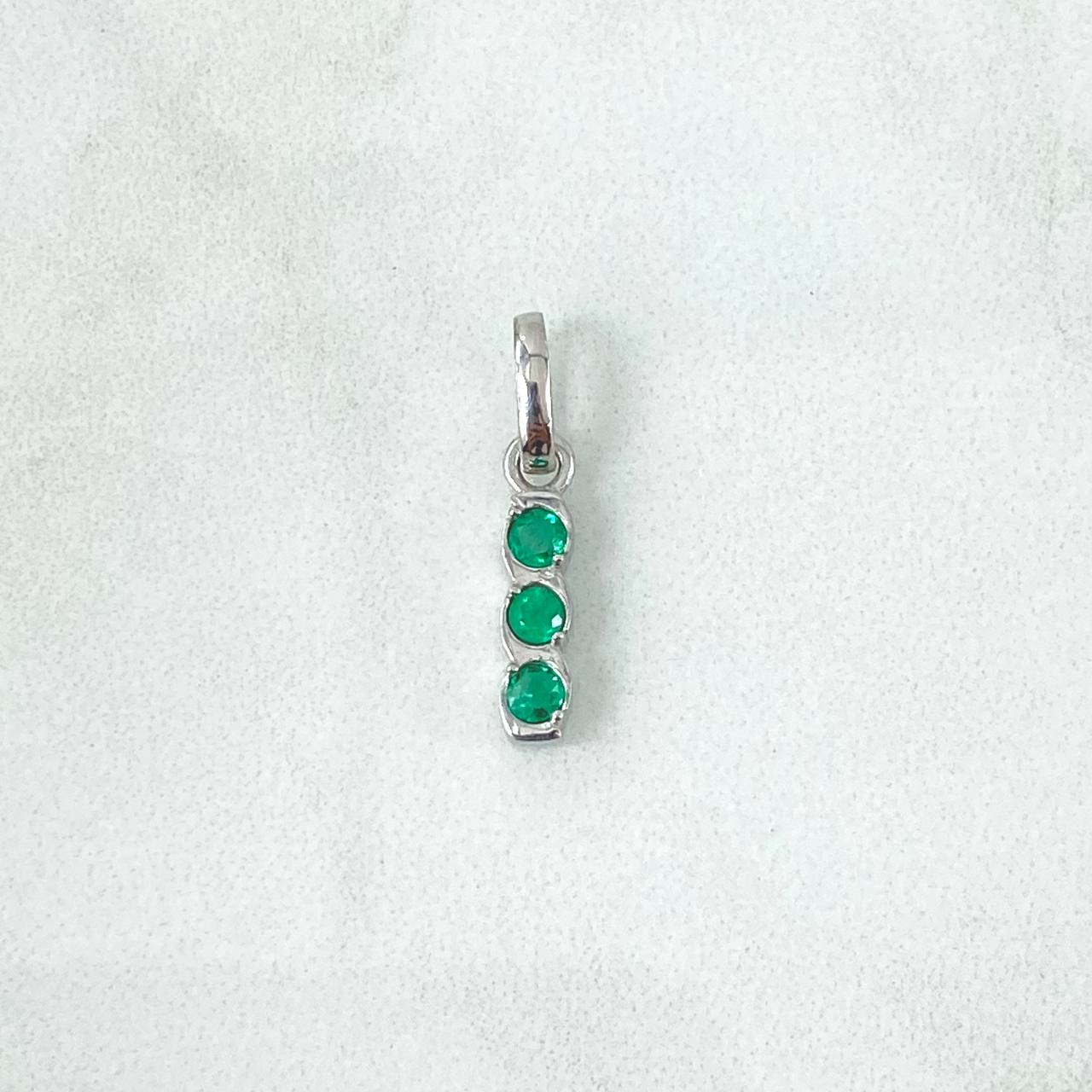 Dije Trio Lineal 0.85gr / 2cm / Esmeraldas 15Pts Oro Blanco 18K (Joya) ©