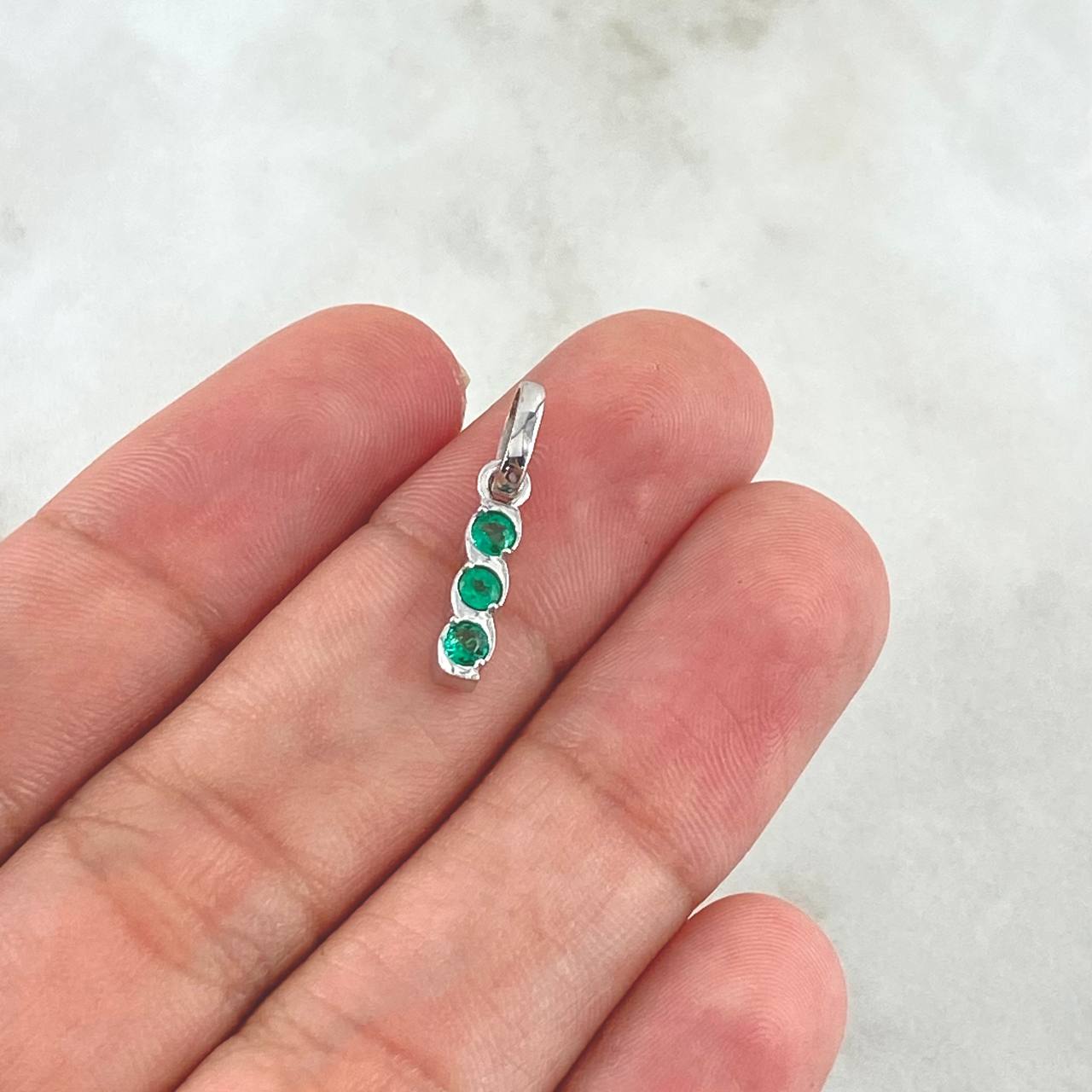 Dije Trio Lineal 0.85gr / 2cm / Esmeraldas 15Pts Oro Blanco 18K (Joya) ©