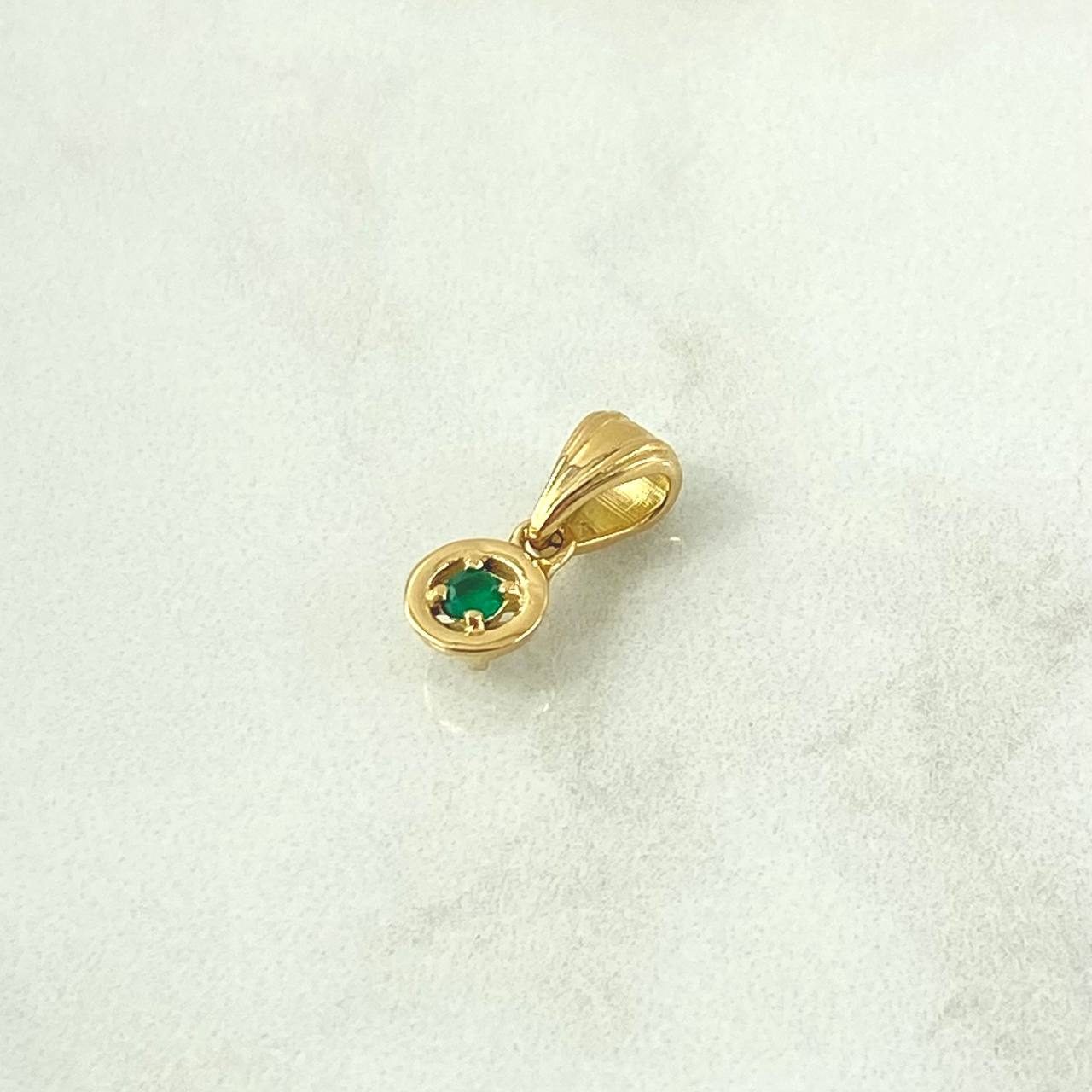 Dije Solitario En Aro 1.1gr / 1.5cm / Esmeraldas 06Pts Oro Amarillo 18K (Joya) ©