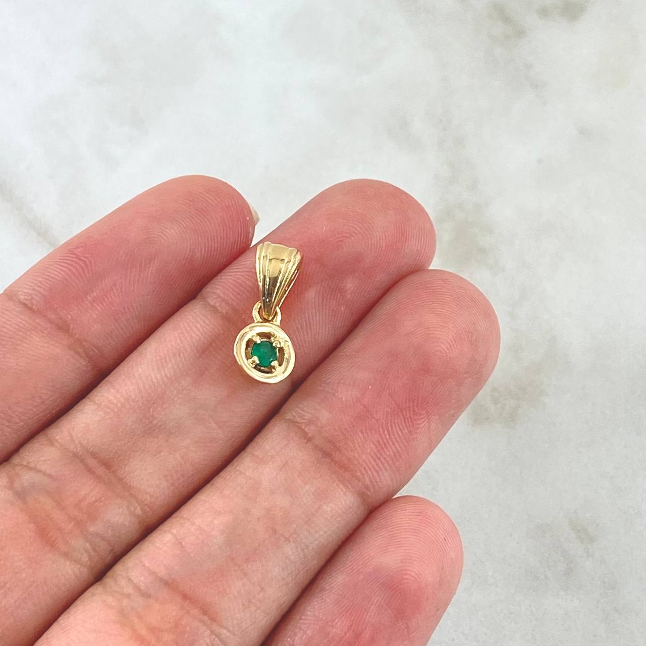 Dije Solitario En Aro 1.1gr / 1.5cm / Esmeraldas 06Pts Oro Amarillo 18K (Joya) ©