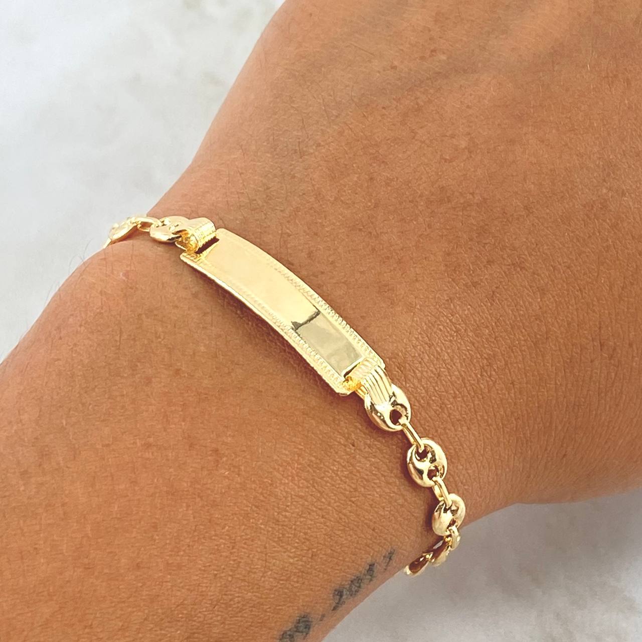 Pulso GC Placa Rectangular 2.85gr / 16.5cm-4.8mm Bordeada Oro Amarillo 18K