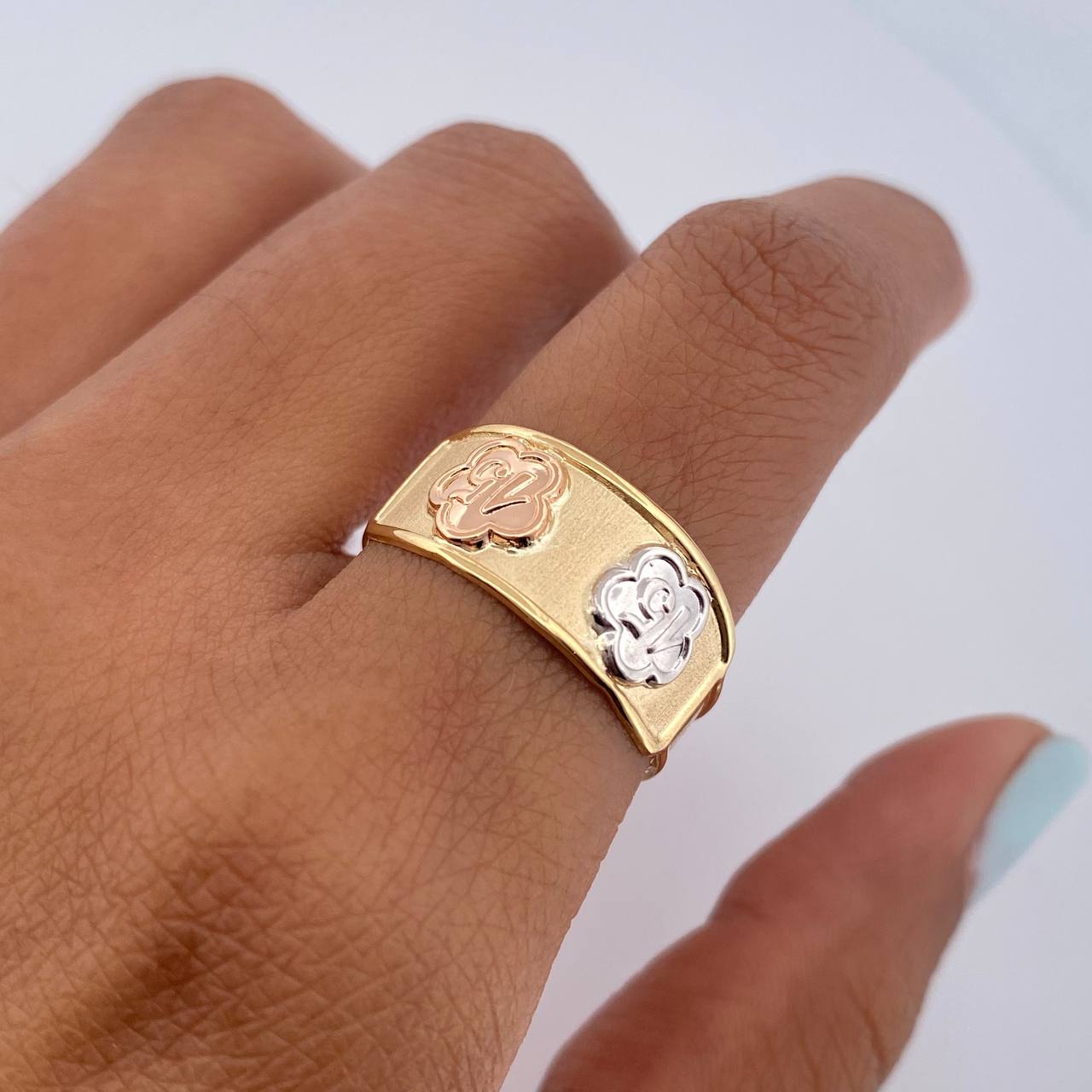 Anillo Flor 15s 1.8gr / T8 1/2 / Oro 18K $