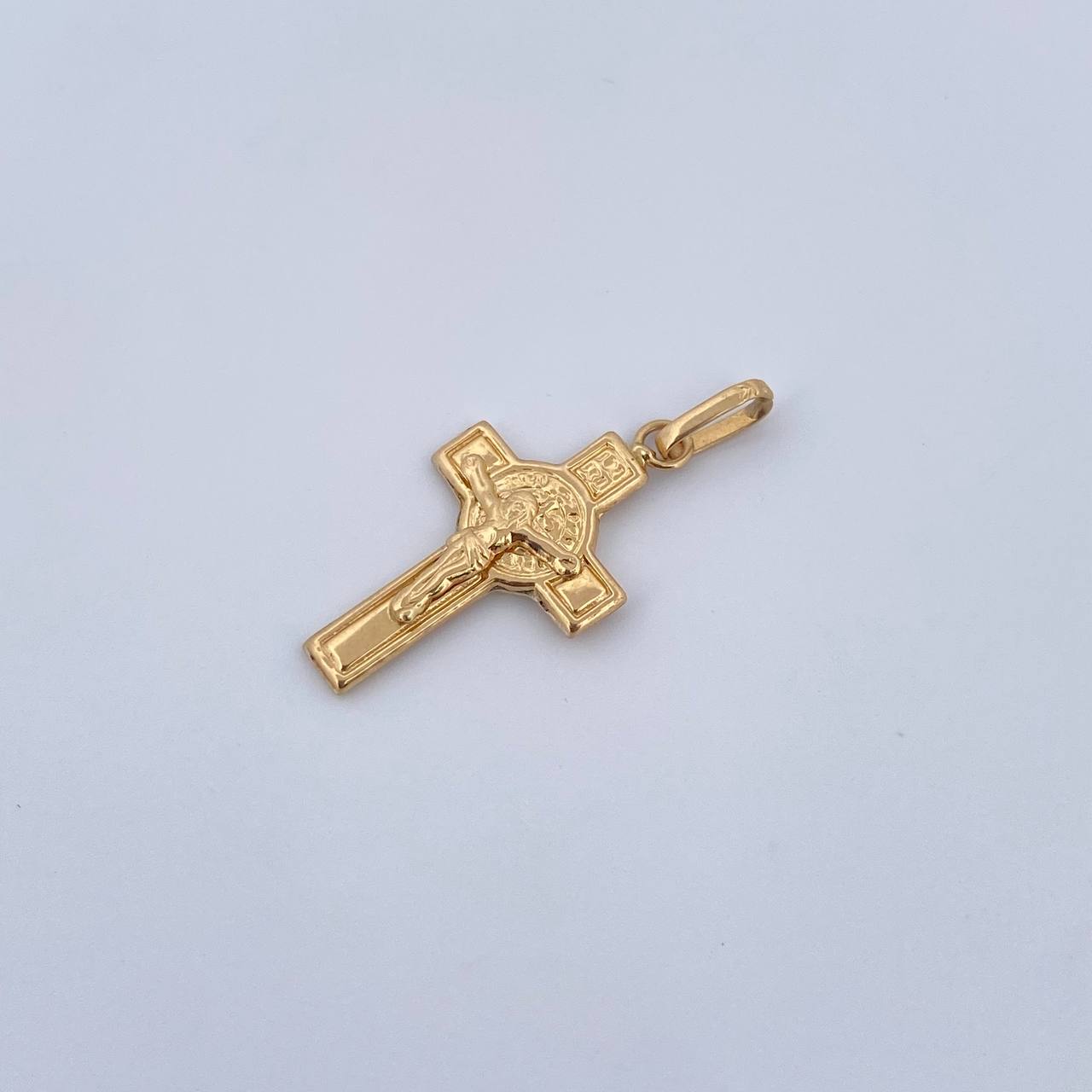 Dije Cruz Cristo San Benito 0.8gr / 2.7cm / Oro Amarillo 18K &