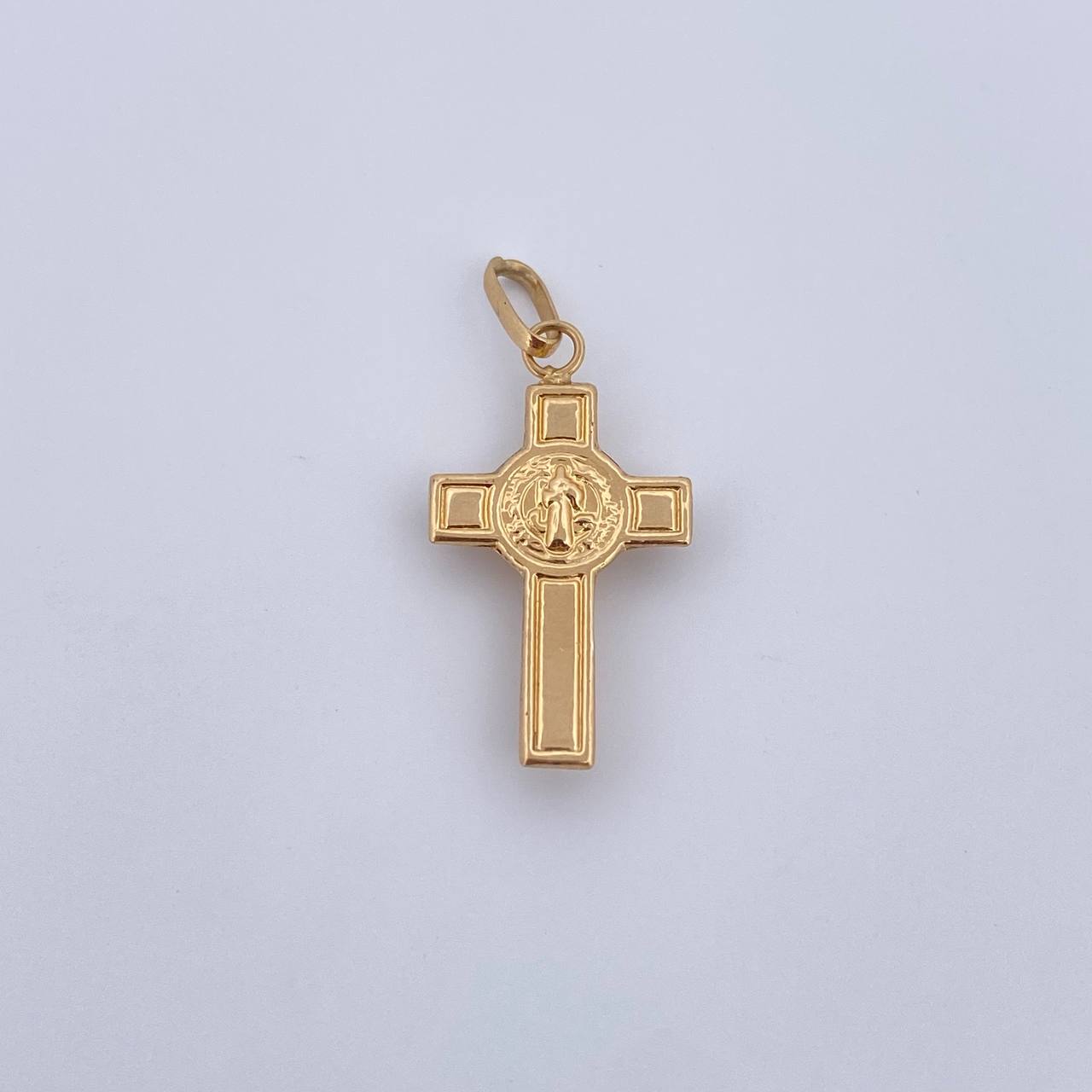 Dije Cruz Cristo San Benito 0.65gr / 2.6cm / Oro Amarillo 18K &