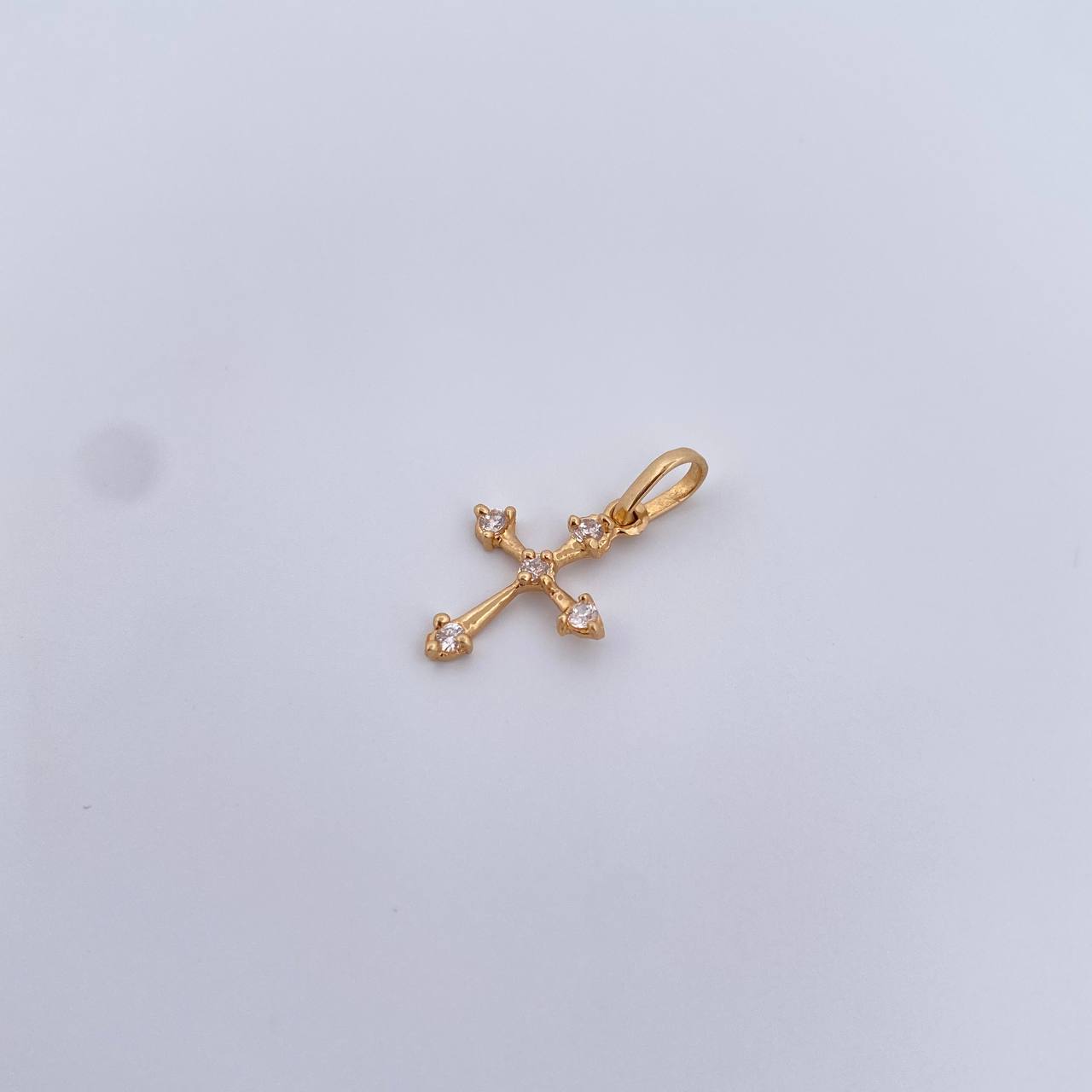 Dije Cruz 0.65gr / 2.1cm / Circones Blancos Oro Amarillo 18K &