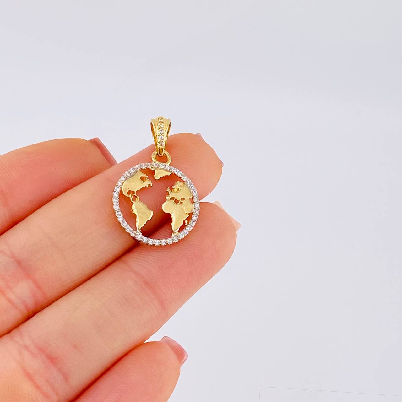 Dije Silueta Tierra 2 g / 2.3 cm Oro Amarillo 18K