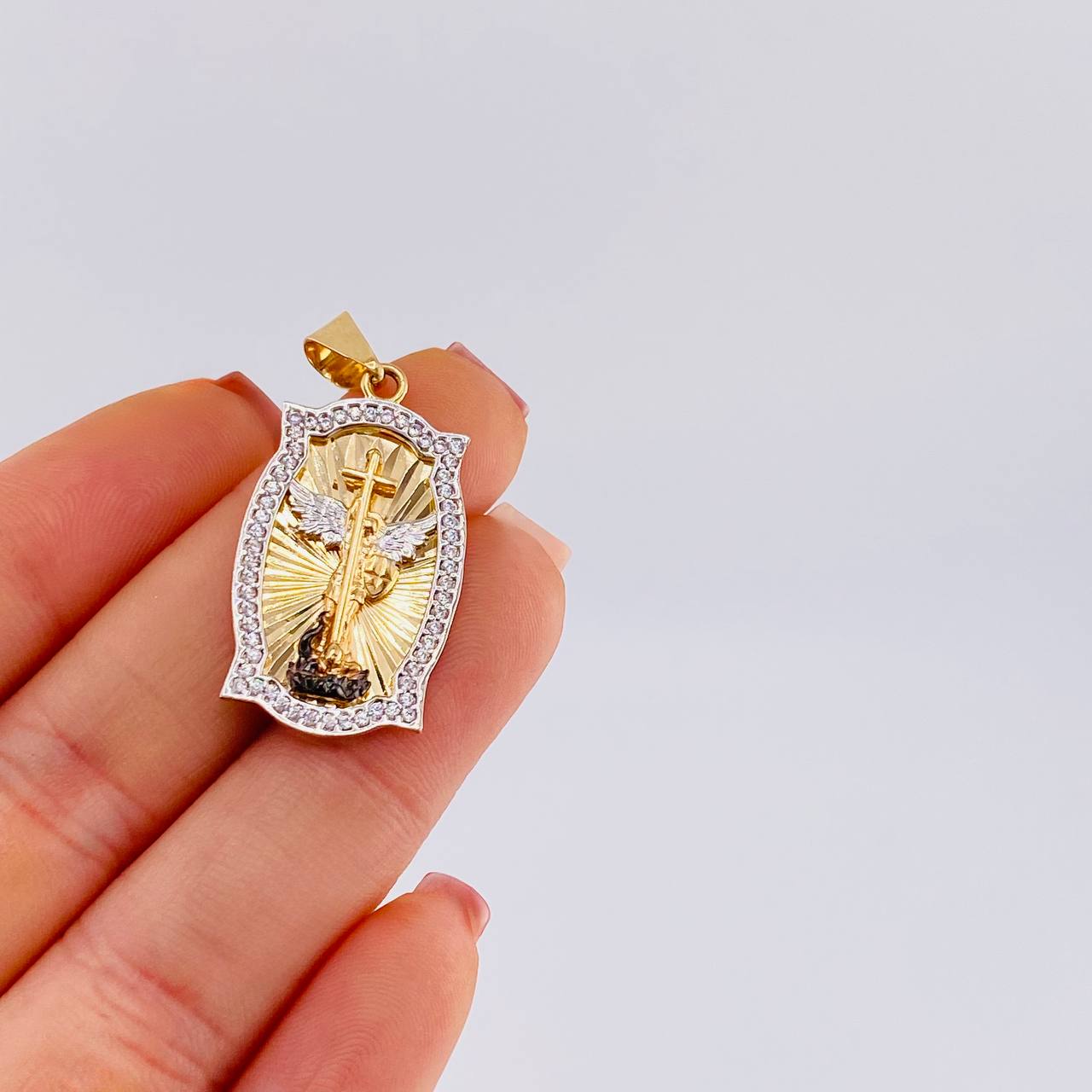 Dije Placa San Miguel Arcangel 5 g / 3.7 cm Dos Oros Amarillo Blanco 18K