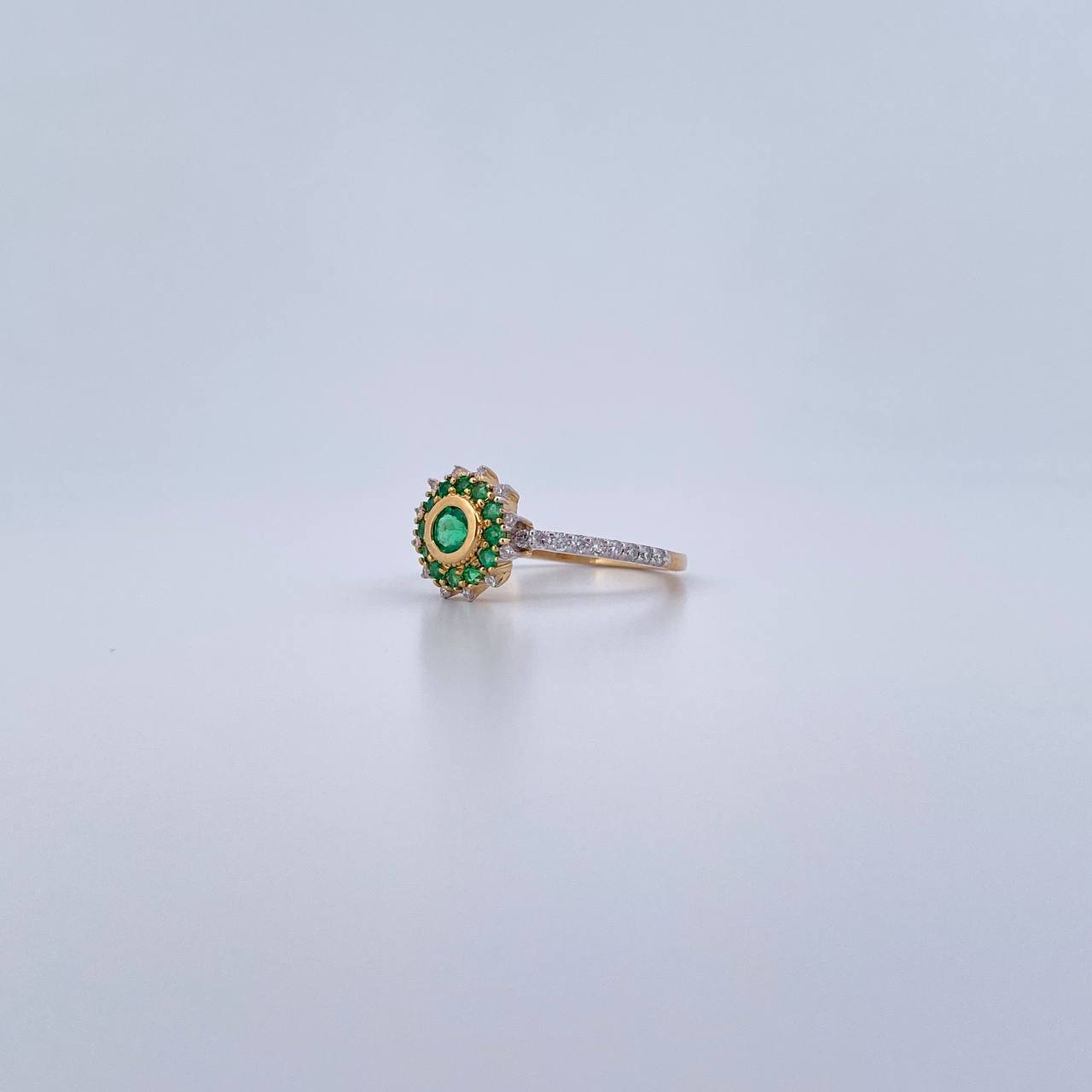 Anillo Flor Dalia 2.1gr / T5 1/4 / Esmeralda 21 Pts Diamante 21 Pts Dos Oros Amarillo Blanco 18K (Joya) &