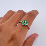 Anillo Flor Dalia 2.1gr / T5 1/4 / Esmeralda 21 Pts Diamante 21 Pts Dos Oros Amarillo Blanco 18K (Joya) &