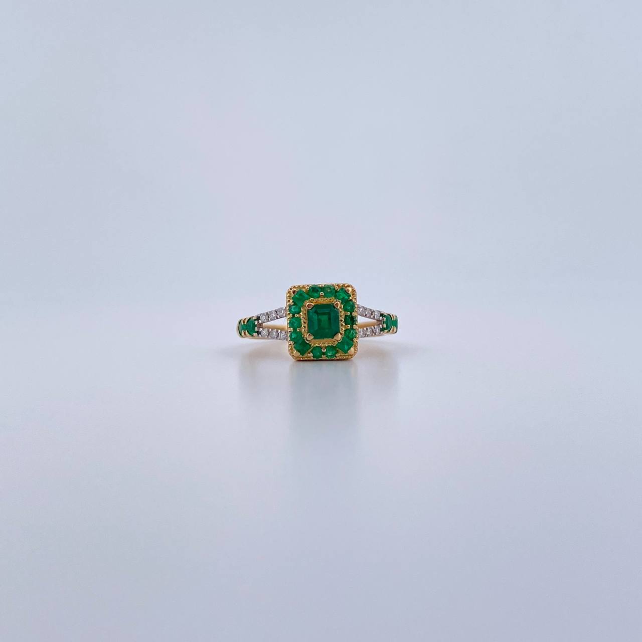 Anillo Halo Cuadrado Doble Linea 2.95gr / T6 1/4 / Esmeralda 62 Pts Diamante 8 Pts Dos Oros Amarillo Blanco 18K (Joya) &