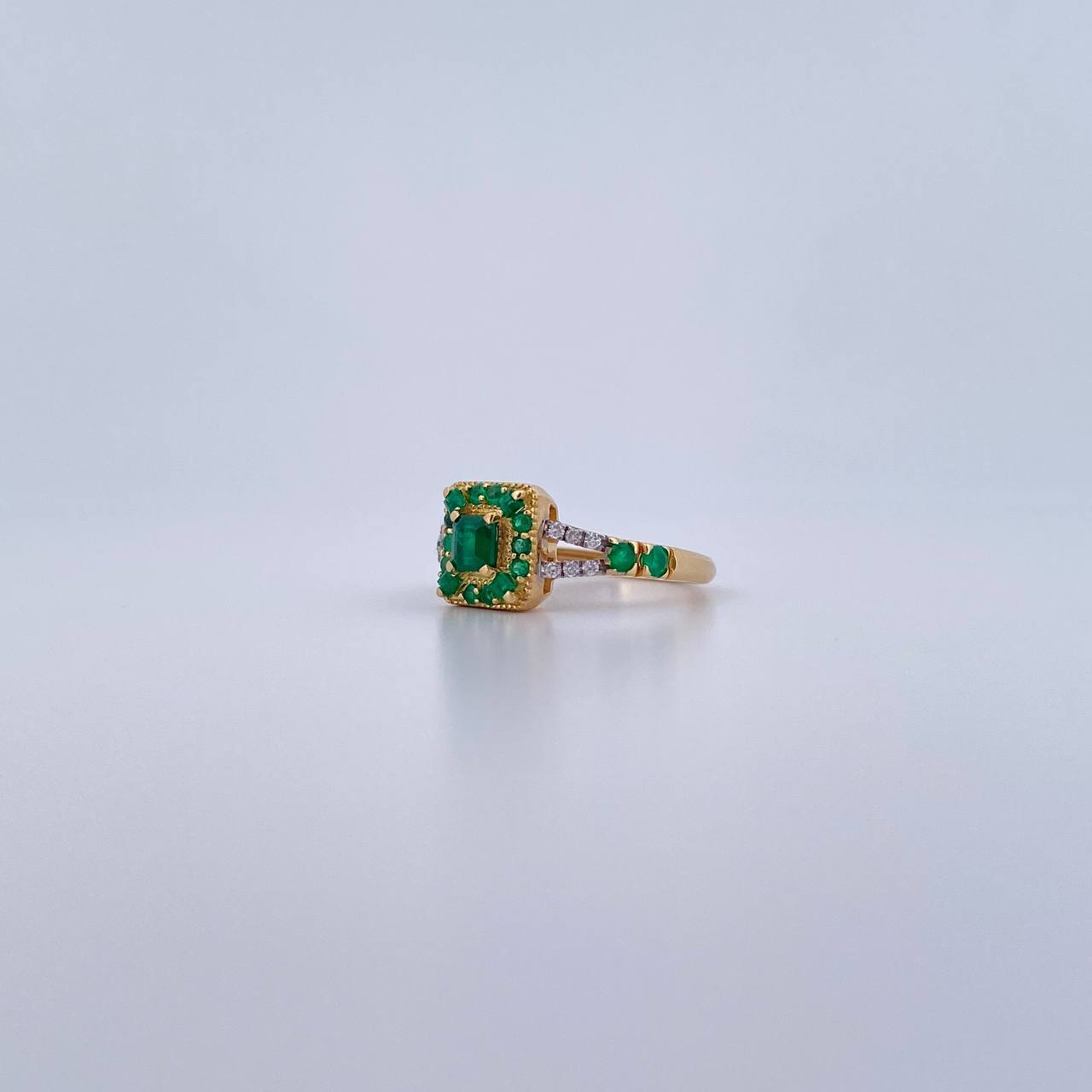 Anillo Halo Cuadrado Doble Linea 2.95gr / T6 1/4 / Esmeralda 62 Pts Diamante 8 Pts Dos Oros Amarillo Blanco 18K (Joya) &