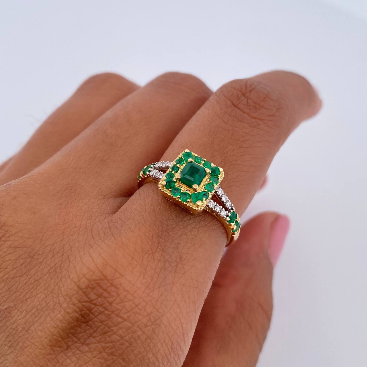 Anillo Halo Cuadrado Doble Linea 2.95gr / T6 1/4 / Esmeralda 62 Pts Diamante 8 Pts Dos Oros Amarillo Blanco 18K (Joya) &