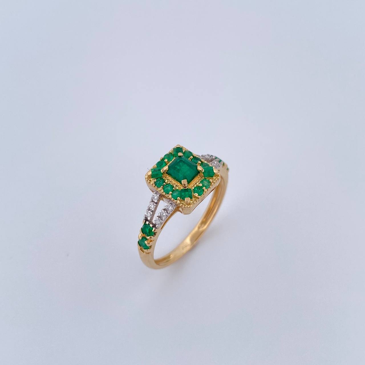 Anillo Halo Cuadrado Doble Linea 2.95gr / T6 1/4 / Esmeralda 62 Pts Diamante 8 Pts Dos Oros Amarillo Blanco 18K (Joya) &