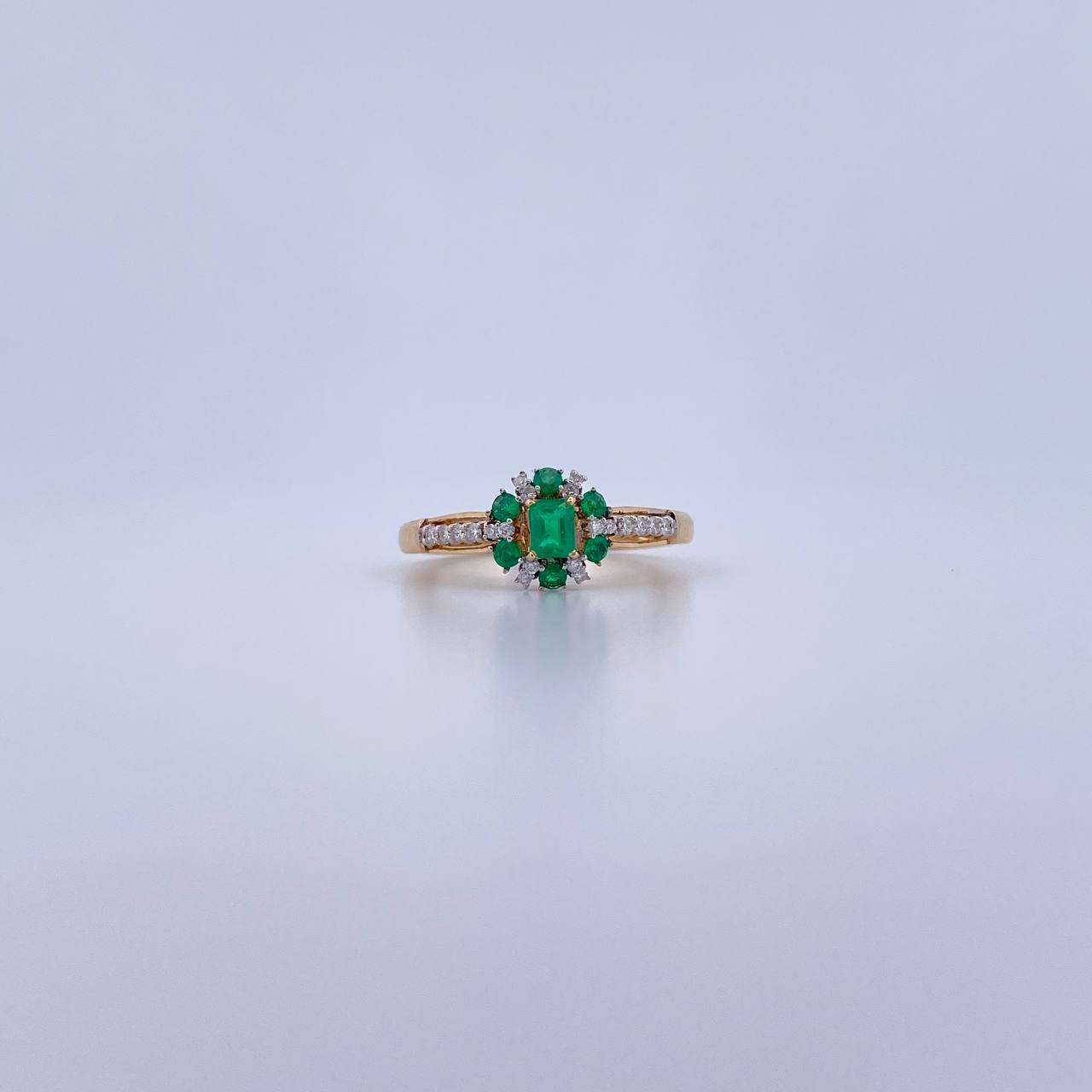 Anillo Halo Churumbela 3.05gr / T6 1/4 / Esmeralda 28 Pts Diamante 14 Pts Dos Oros Amarillo Blanco 18K (Joya) &