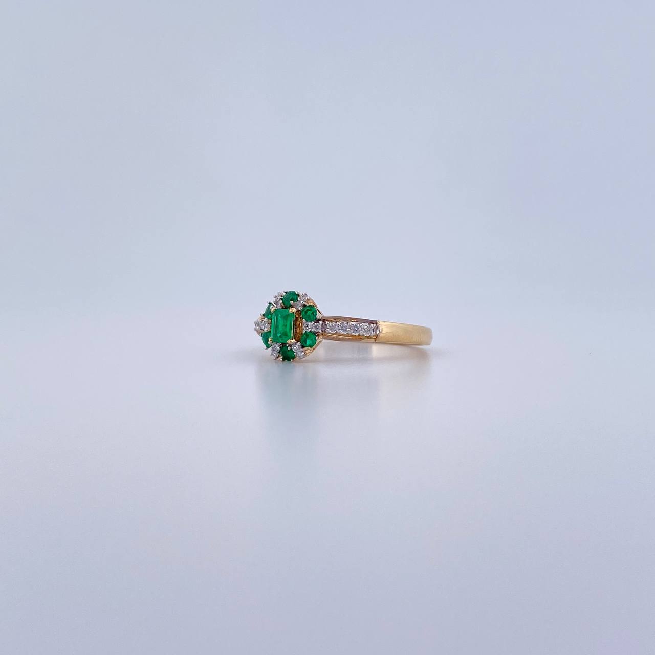 Anillo Halo Churumbela 3.05gr / T6 1/4 / Esmeralda 28 Pts Diamante 14 Pts Dos Oros Amarillo Blanco 18K (Joya) &