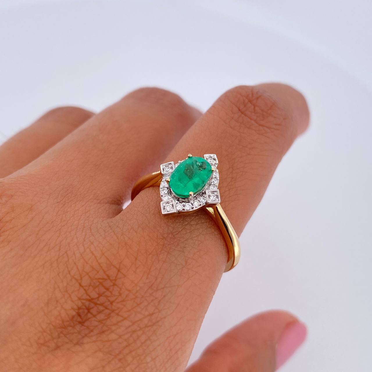 Anillo Rombo Gotico 3.65gr / T8 / Esmeralda 55 Pts Diamante 10 Pts Dos Oros Amarillo Blanco 18K (Joya) &