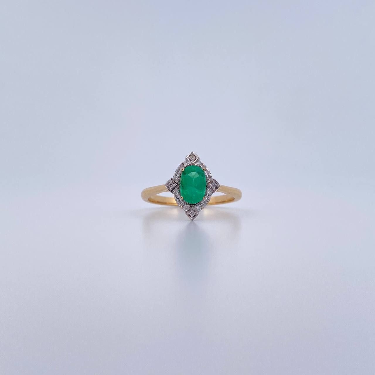 Anillo Rombo Gotico 3.65gr / T8 / Esmeralda 55 Pts Diamante 10 Pts Dos Oros Amarillo Blanco 18K (Joya) &