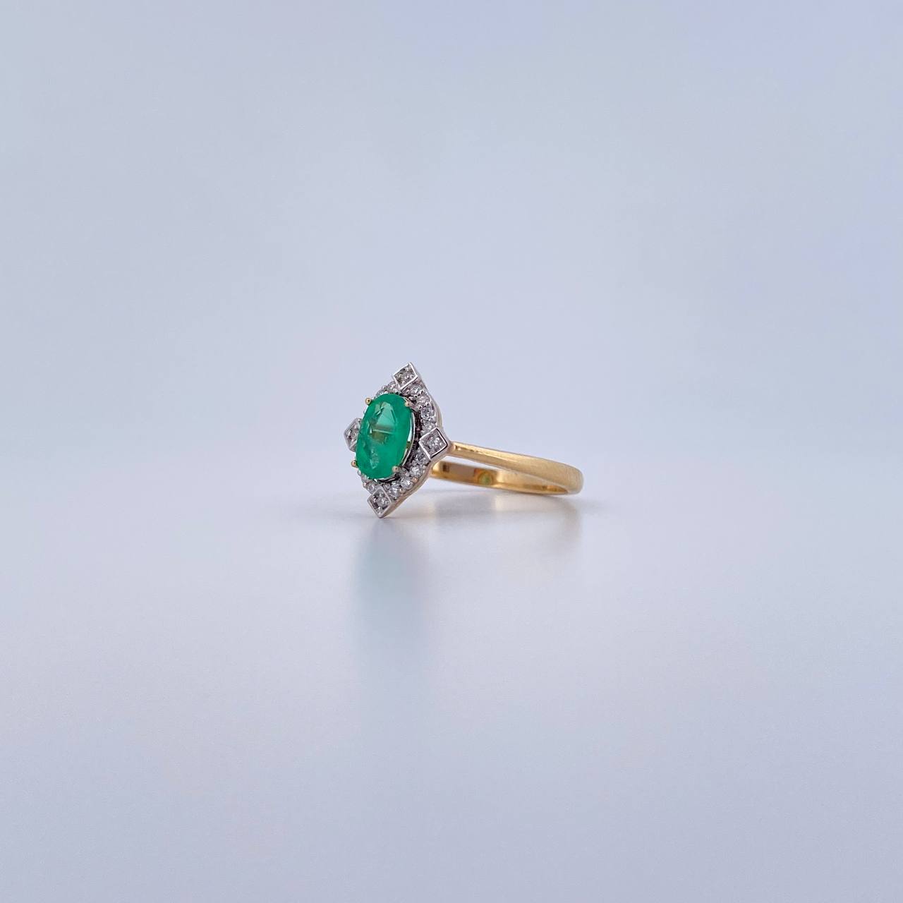 Anillo Rombo Gotico 3.65gr / T8 / Esmeralda 55 Pts Diamante 10 Pts Dos Oros Amarillo Blanco 18K (Joya) &
