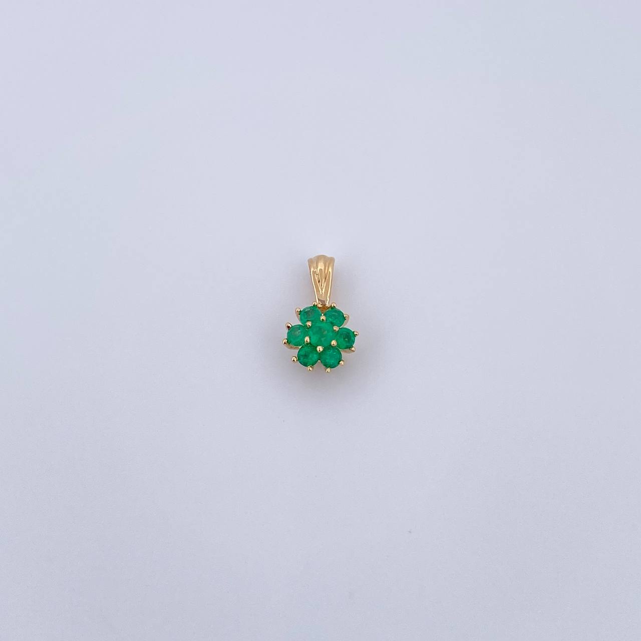 Dije Flor 0.85gr / 1.2cm / Esmeralda 35 Pts Oro Amarillo 18K (Joya) &