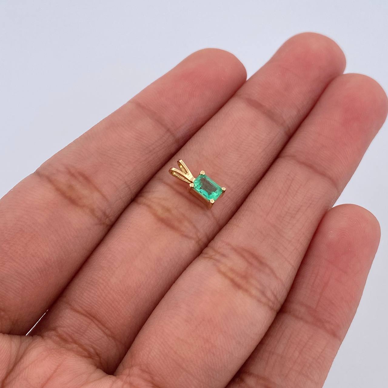 Dije Rectangulo 0.5gr / 0.9cm / Esmeralda 21 Pts Oro Amarillo 18K (Joya) &