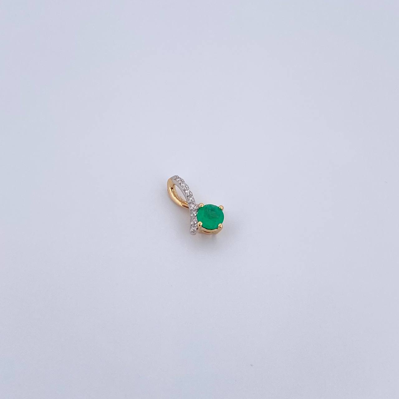 Dije Circulo Lazo Cruzado 0.65gr / 1.1cm / Esmeralda 28 Pts Diamante 4 Pts Dos Oros Amarillo Blanco 18K (Joya) &
