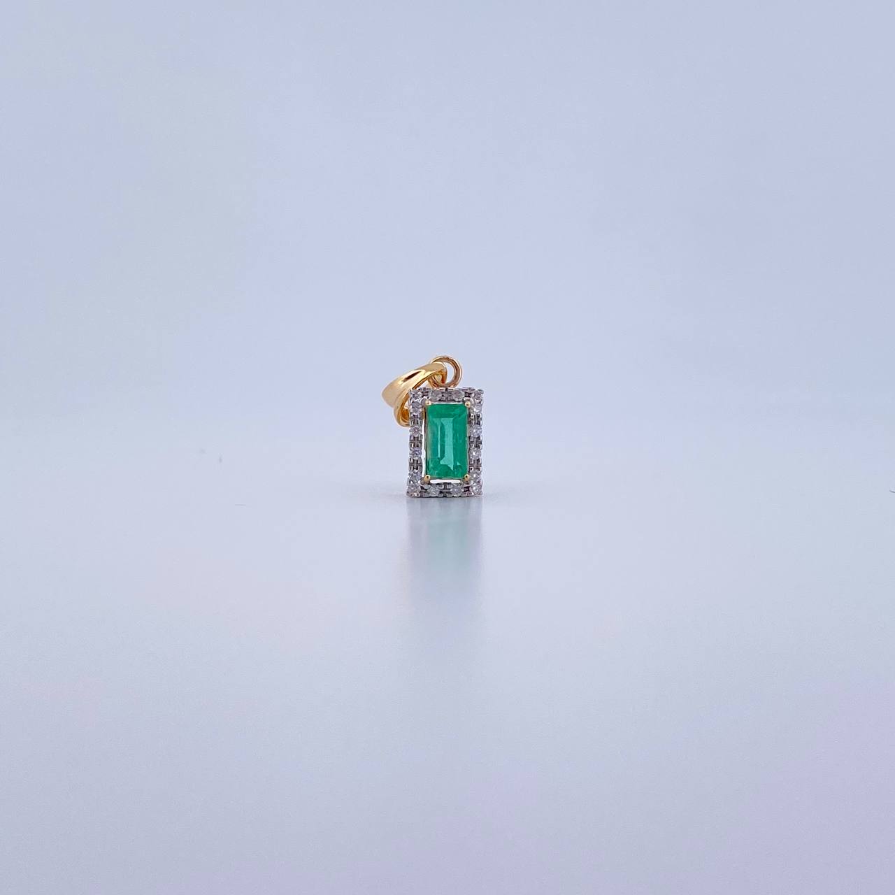 Dije Rectangulo 1.05gr / 1.4cm / Esmeralda 29 Pts Diamante 7 Pts Dos Oros Amarillo Blanco 18K (Joya) &