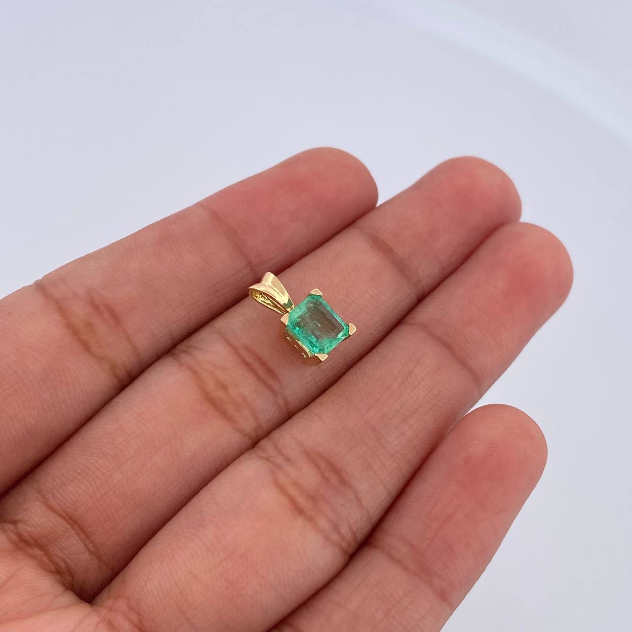 Dije Cuadrado 0.85gr / 1.1cm / Esmeralda 97 Pts Oro Amarillo 18K (Joya) &