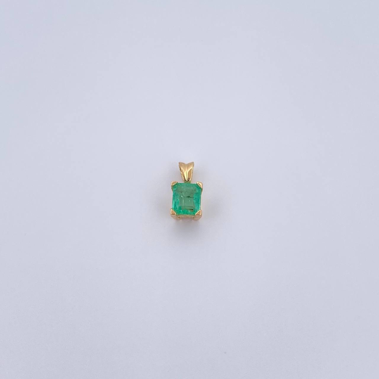 Dije Cuadrado 0.95gr / 1cm/ Esmeralda 71 Pts Oro Amarillo 18K (Joya) &