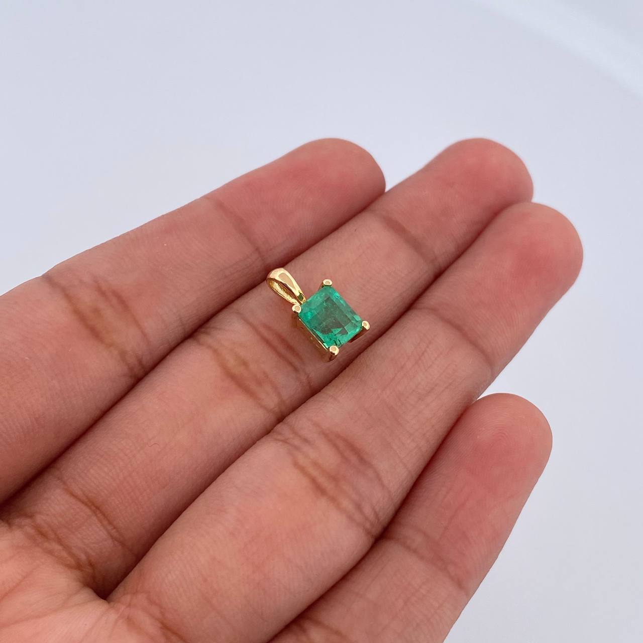 Dije Cuadrado 0.8gr / 1cm / Esmeralda 1.01 Qts Oro Amarillo 18K (Joya) &
