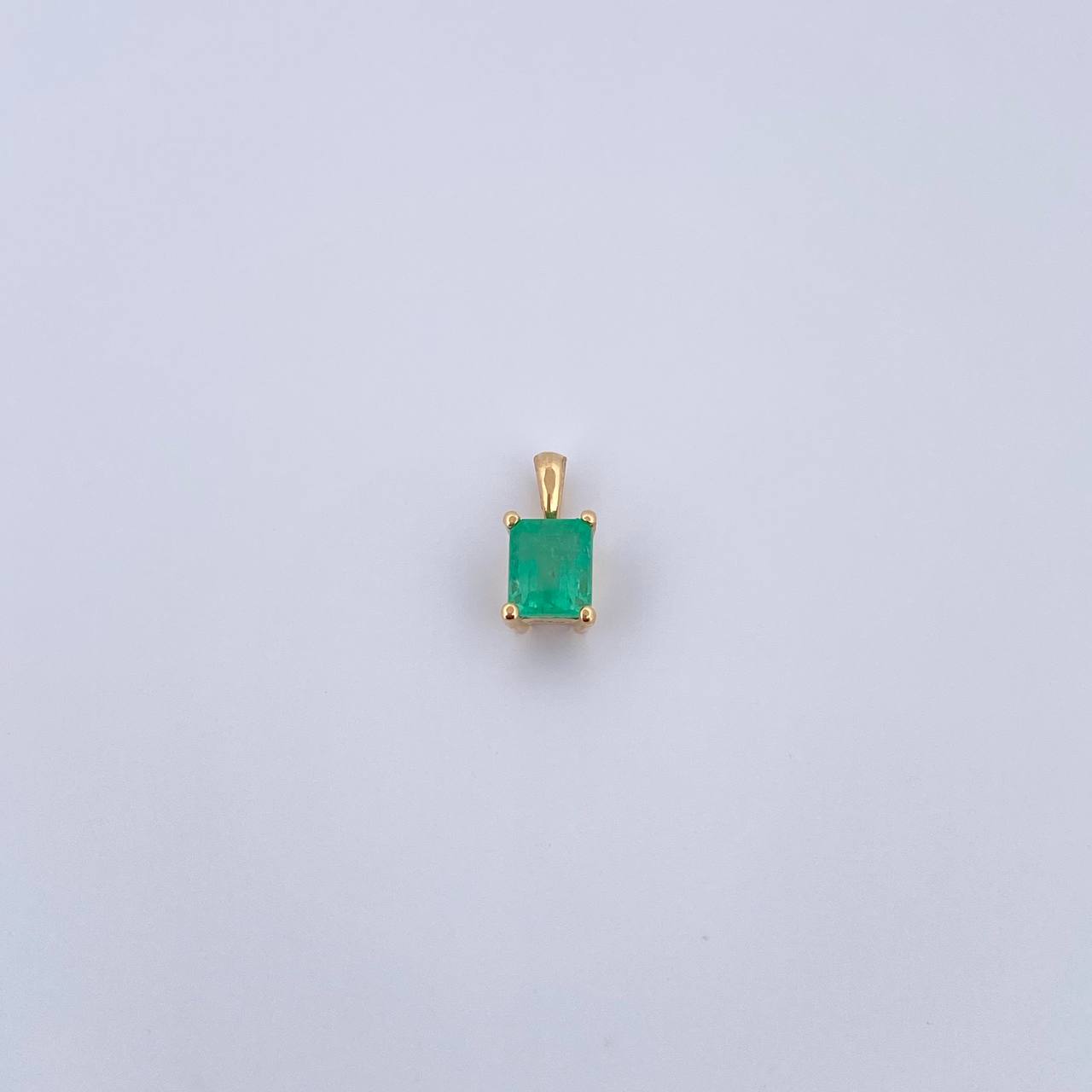 Dije Cuadrado 0.8gr / 1cm / Esmeralda 1.01 Qts Oro Amarillo 18K (Joya) &
