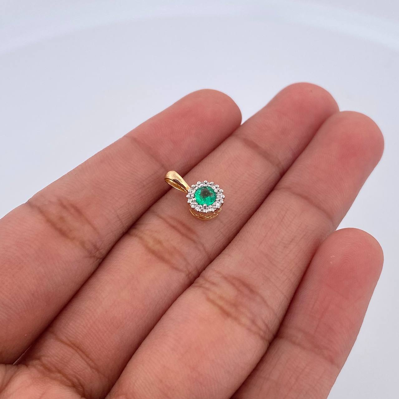 Dije Circulo 0.7gr / 1.1cm / Esmeralda 14 Pts Diamante 4 Pts Dos Oros Amarillo Blanco 18K (Joya) &