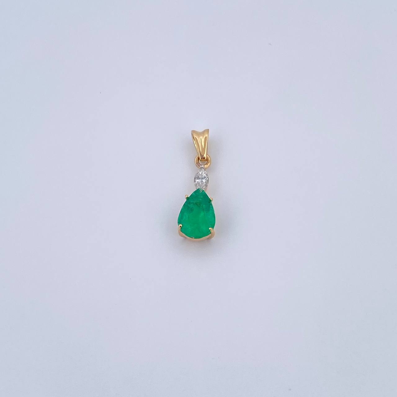 Dije Gota 0.85gr / 1.7cm / Esmeralda 70 Pts Diamante 9 Pts Oro Amarillo 18K (Joya) &