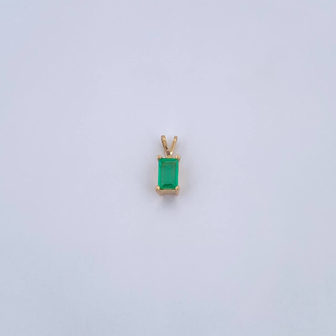 Dije Rectangulo 0.5gr / 1cm / Esmeralda 32 Pts Oro Amarillo 18K (Joya) &