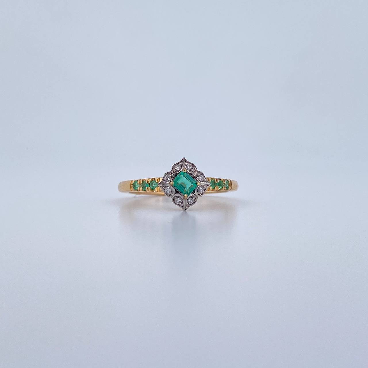 Anillo Flor Tetrapetala 2.85gr / T6 3/4 / Esmeralda 25 Pts Diamante 7 Pts Dos Oros Amarillo Blanco 18K (Joya) &
