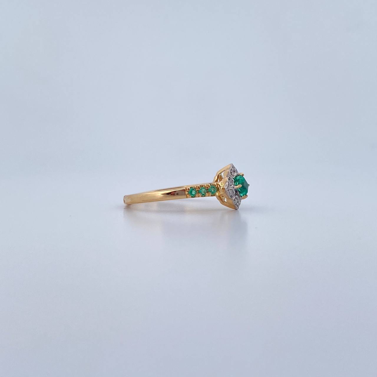 Anillo Flor Tetrapetala 2.85gr / T6 3/4 / Esmeralda 25 Pts Diamante 7 Pts Dos Oros Amarillo Blanco 18K (Joya) &