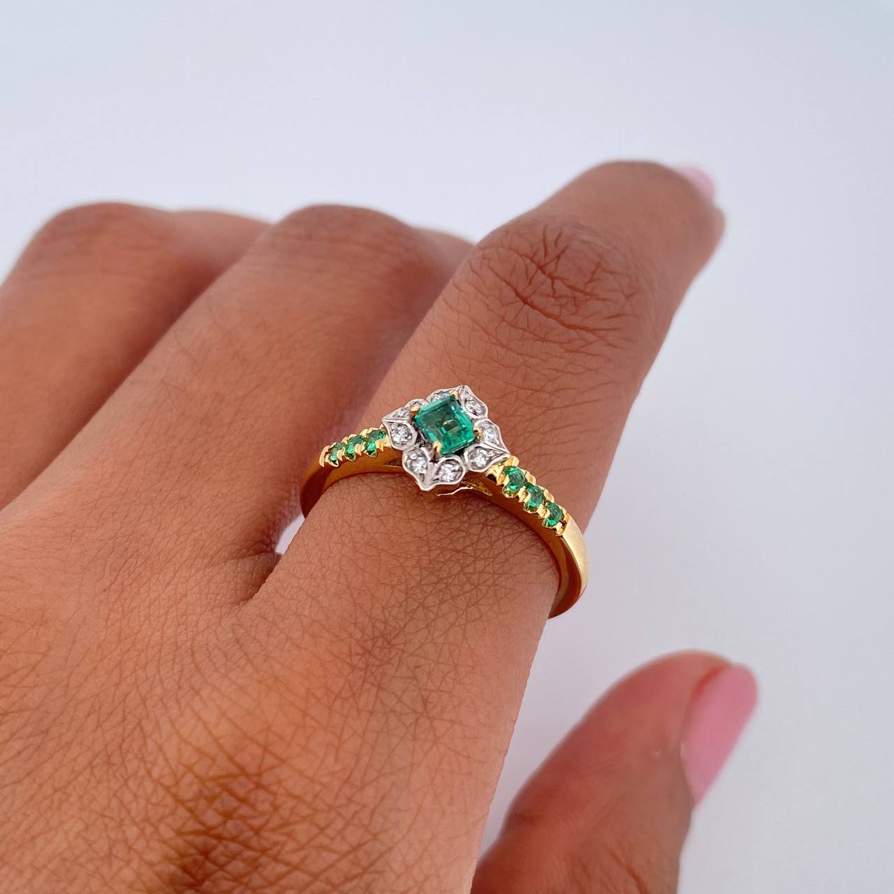 Anillo Flor Tetrapetala 2.85gr / T6 3/4 / Esmeralda 25 Pts Diamante 7 Pts Dos Oros Amarillo Blanco 18K (Joya) &