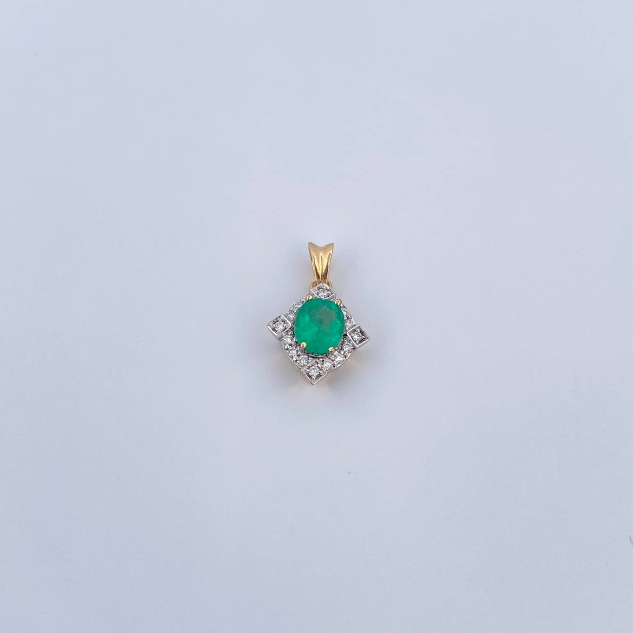 Dije Rombo Gotico 1.55gr / 1.5cm / Esmeralda 68 Pts Diamante 13 Pts Dos Oros Amarillo Blanco 18K (Joya) &