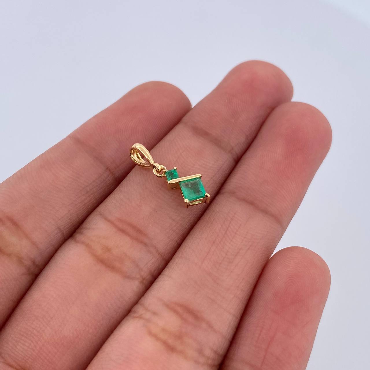 Dije Rombos 0.55gr / 1.6cm / Esmeralda 23 Pts Oro Amarillo 18K (Joya) &
