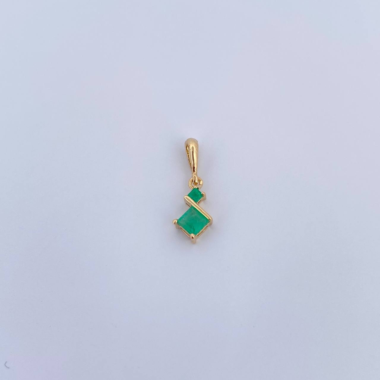 Dije Rombos 0.55gr / 1.6cm / Esmeralda 23 Pts Oro Amarillo 18K (Joya) &
