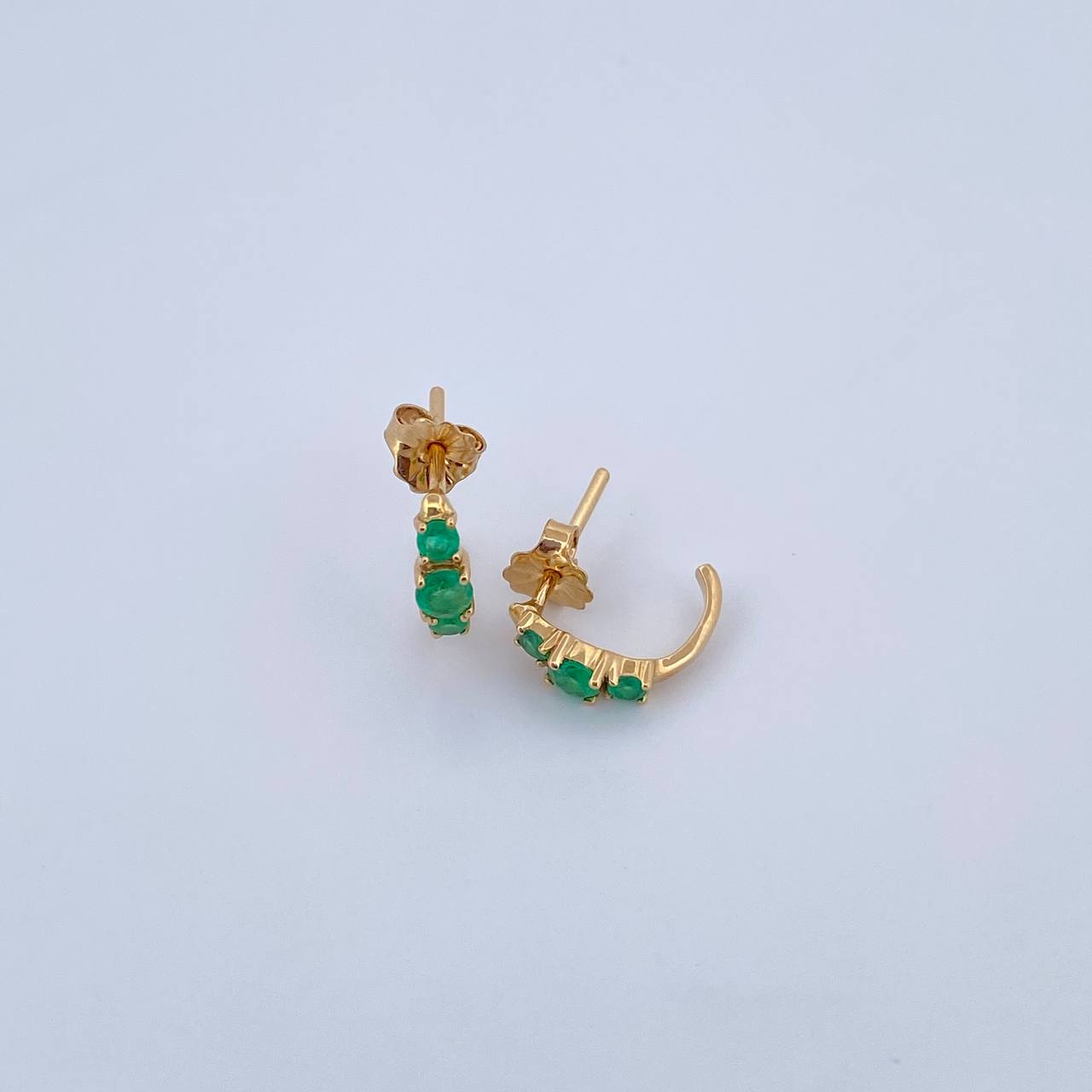 Topos Medio Aro 1.35gr / Esmeralda 32 Pts Oro Amarillo 18K (Joya) &