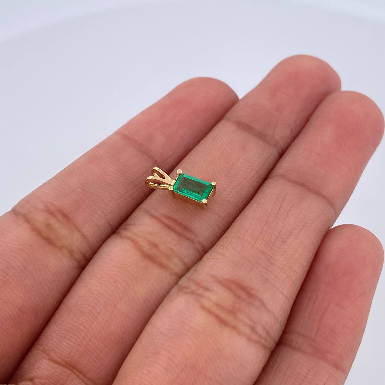 Dije Rectangulo 0.5gr / 1cm / Esmeralda 32 Pts Oro Amarillo 18K (Joya) &