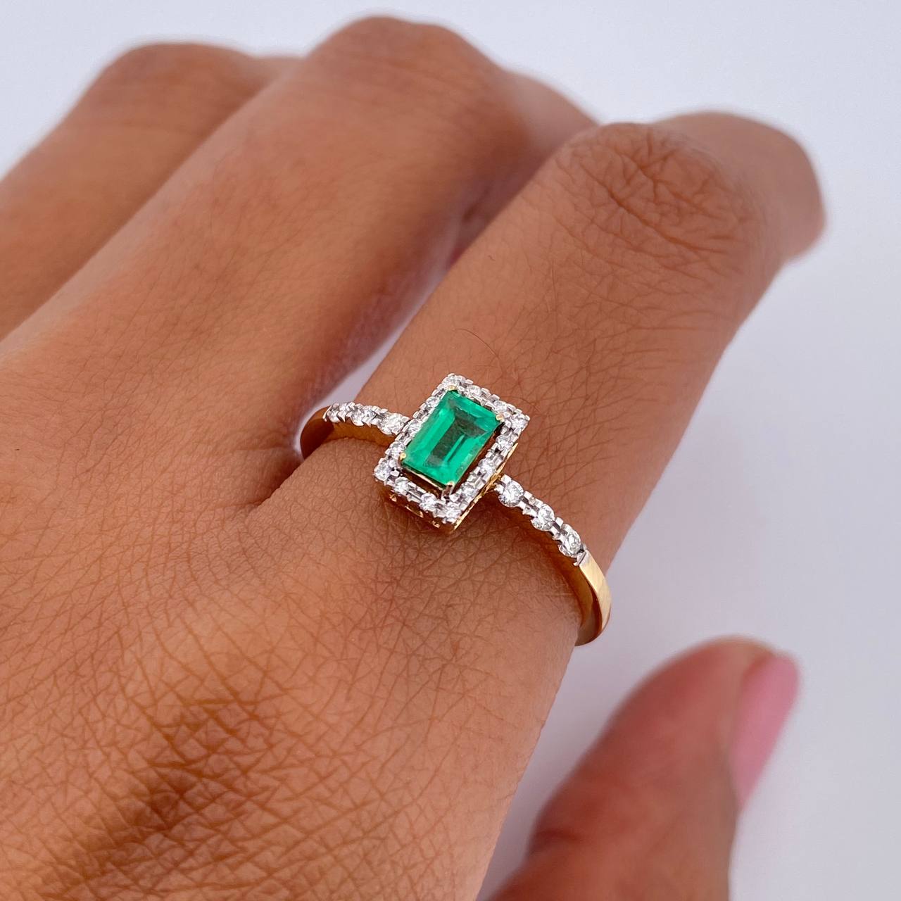 Anillo Rectangulo 1.9gr / T7 / Esmeralda 38 Pts Diamante 15 Pts Dos Oros Amarillo Blanco 18K (Joya) &