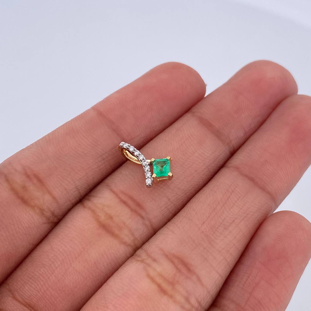 Dije Rombo Lazo Cruzado Esmeralda 0.55gr / 1.2cm / Dos Oros Amarillo Blanco 18K %