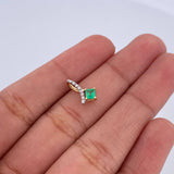 Dije Rombo Lazo Cruzado Esmeralda 0.55gr / 1.2cm / Dos Oros Amarillo Blanco 18K %