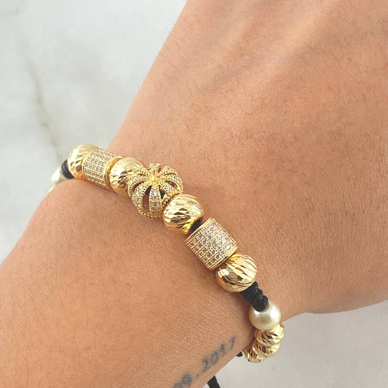 Pulsera Negra Herraje Corona 10.4gr / Oro 18K ©